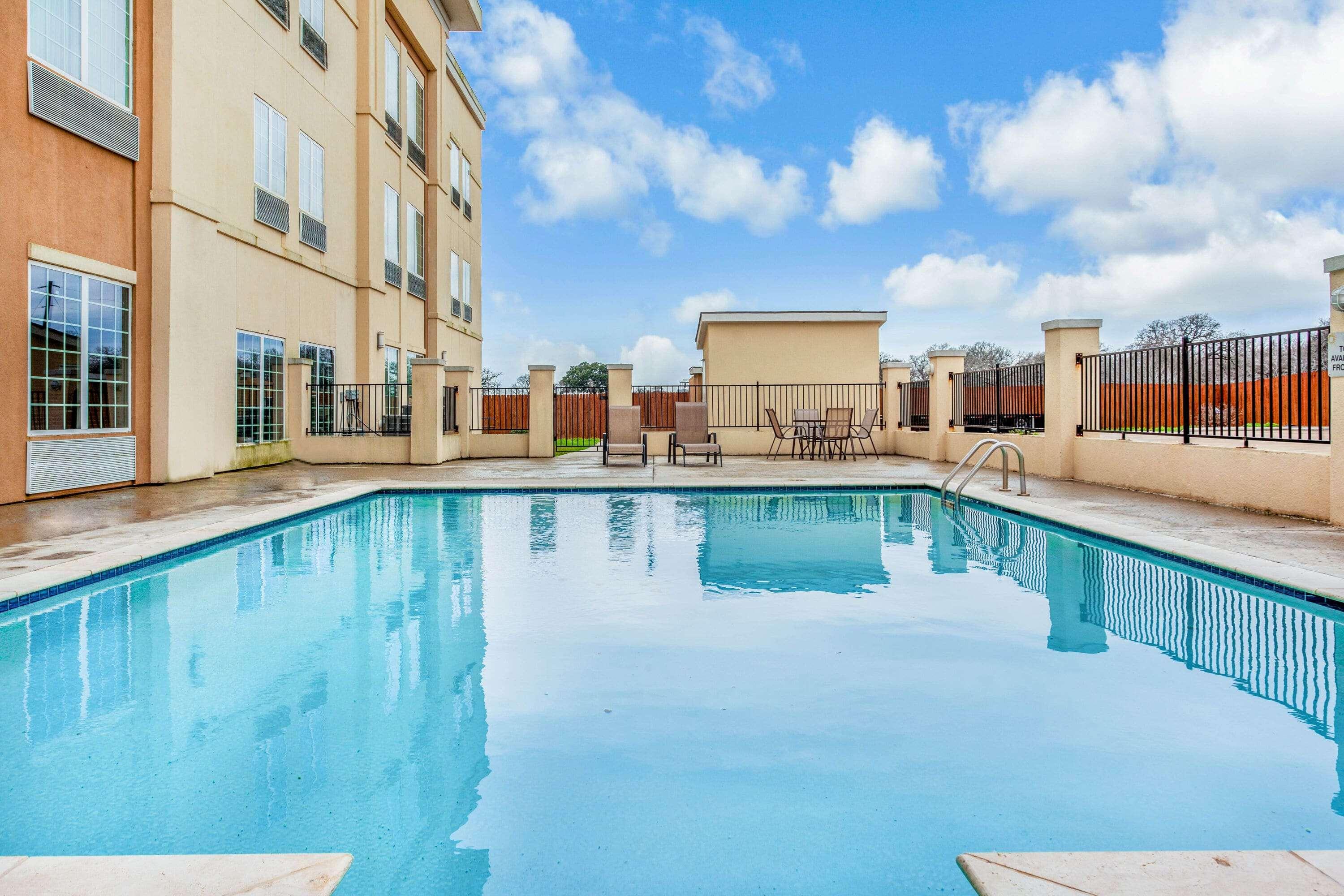 La Quinta By Wyndham Luling Hotel Exterior photo